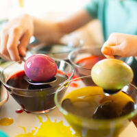 Ендокринолог: Синята и зелената боя за яйца могат да предизвикат хиперактивност при децата