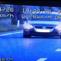 При ограничение от 50 км/ч: Жена шофира със 176 км/ч, „за да не ѝ изгорят козунаците“