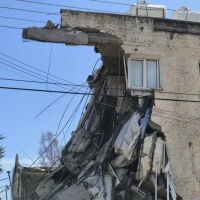 Част от двуетажна сграда рухна на остров Кипър, има пострадали