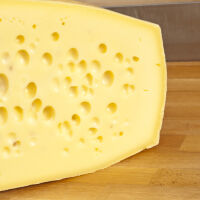 Намериха решение за изчезващите дупки в сиренето „Ементал“