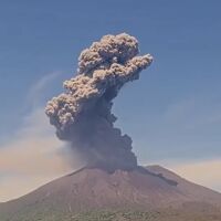 Вулкан изригна в Япония, достигна близо 3 500 метра (ВИДЕО)