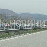 Километрична опашка: Аварирал камион блокира движението на АМ „Хемус“ към София (ВИДЕО)