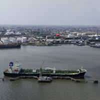 Два петролни танкера, свързани с Иран, минаха през Ормузкия проток преди блокадата на САЩ