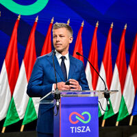 От плакат на Орбан на стената до негов съперник: Кой е Петер Мадяр, който разтърси властта?