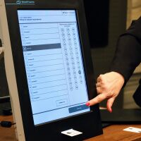 На 19 април гласуваме: Ето как - 4 стъпки при гласуване с машина, 4 стъпки при гласуване с хартиена бюлетина
