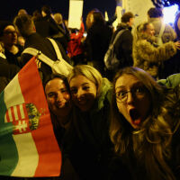 „Парти, щастие и по-светло бъдеще“: Еуфория в Унгария след победата на Петер Мадяр