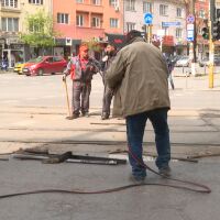 По зрителски сигнал: Хора пукат гуми заради повредена трамвайна релса в центъра на София 