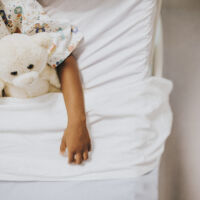 Над 300 деца се заразиха с ХИВ: Хванаха лекари да използват замърсени игли в държавна болница