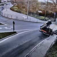 Тир помете ограда на тротоар, шофьорът избяга (ВИДЕО)