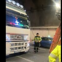 Тирът, блокирал "Хемус", чакайки "Пътна помощ", бил напълно изправен. Вижте какво точно се е случило (ВИДЕО)