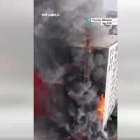 Цял блок в пламъци при ужасяващ пожар, най-малко 11 са ранени, десетки евакуирани (ВИДЕО)