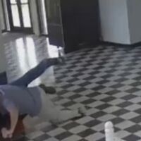 Смел директор на училище обезвреди мъж с пистолет, нахлул в гимназията му (ВИДЕО)