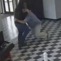 Смел директор на училище обезвреди мъж с пистолет, нахлул в гимназията му (ВИДЕО)