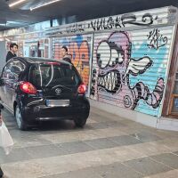 Необичайно: Празна кола се спусна по стълбите на подлеза на Орлов мост