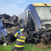 Един загинал и 21 ранени при тежък сблъсък между влак и камион