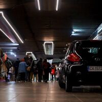 Очевидец за колата, "паркирала" в подлез на Орлов мост: Слезе по стълбите, подскачайки на всяко стъпало