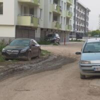 "Движим се по път, който е за трактор": Трета година жителите на новопостроени сгради газят в кал