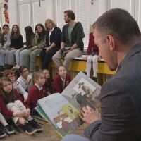 „Походът на книгите“: Известни българи четат любими книги на деца от цялата страна