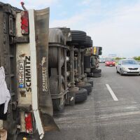 Жестока катастрофа на "Тракия": Тонове картофи заляха магистрала (СНИМКИ)