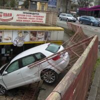 Кола се вряза в магазин на оживено кръстовище в Шумен (СНИМКИ)