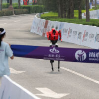 Хуманоиден робот надбяга хората на полумаратона в Пекин (СНИМКИ и ВИДЕО)