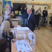 „Поживьом – увидим“: Ахмед Доган гласува в София