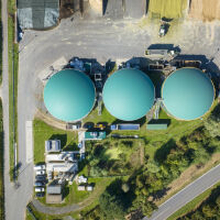 „Сузуки“ снабдява бензиностанции с гориво от кравешка тор