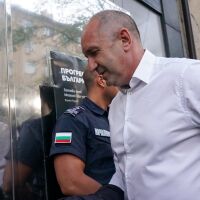 Радев не е Орбан, пише европейско издание