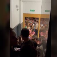 Прецедент в Барселона: Полицията гони български граждани, които чакат да дадат своя вот 