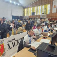 Хаос в Хасково: Комисиите чакат с часове заради грешки с чувалите