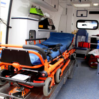 Тролейбус се блъсна в супермаркет, има загинал и ранени