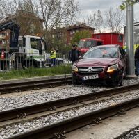 Две коли "кацнаха" върху трамвайните линии в София 