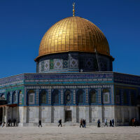 Израелци щурмуваха джамията „Ал Акса“ в Йерусалим и издигнаха знамето си вътре