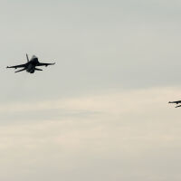 Два изтребителя се сблъскаха, защото пилотите били заети да правят снимки