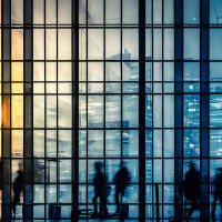 Работници излизат в масова стачка, след като в конкурентна компания служителите получиха огромни бонуси