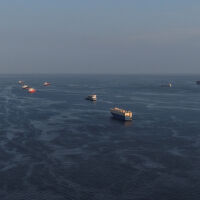 Пекин отхвърли обвиненията на Тръмп, че задържан от САЩ ирански товарен кораб е бил "подарък от Китай"