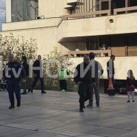 Падна парапет от сградата на НДК, пострадало е 14-годишно момче (СНИМКИ)