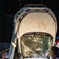 Петима младежи паднаха с автомобил от 8 метра в река