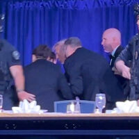 "Легнете, легнете": Доналд Тръмп и Мелания са евакуирани след изстрели на вечеря в Белия дом (ГАЛЕРИЯ, ВИДЕО)