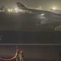 Шестима пътници са в болница, след като пожар избухна в двигателя на самолет (ВИДЕО)