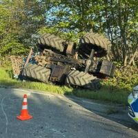 Катастрофа между камион и трактор на пътя София - Варна, движението е затруднено