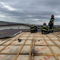 Силен вятър причини смъртта на човек, трима са ранени (СНИМКИ)