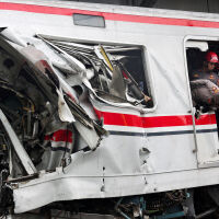 15 са вече жертвите от влаковата катастрофа в Индонезия