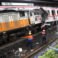 Извадиха последните жертви от железопътната катастрофа в Индонезия, при която загинаха 14 души