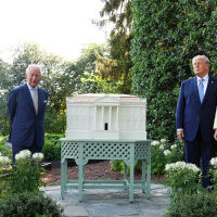 С чай, мед, сладкиши, краставички и целувки започна визитата на крал Чарлз Трети и Камила в САЩ