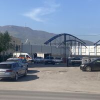 Искал 3000 евро и нови автобуси: Барикадиралият се в „Земляне“ служител бил на работа от ден