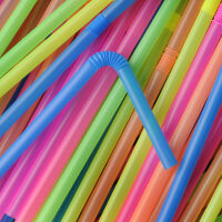 Тийнейджър, облизал и върнал сламка от автомат за фреш, е изправен пред затвор в Сингапур