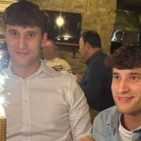 Близнаци загинаха при токов удар, хванати за ръка