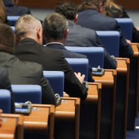 Депутатските заплати може да скочат още веднъж преди да бъдат замразени