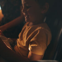 Дете е със зрение едва около 5% и -8.00 диоптъра и на двете очи, след като при 12-часов полет дълго гледа в екран